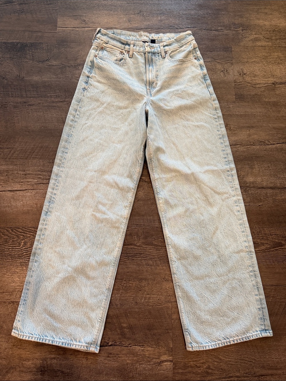 American Eagle 8 Lightwash Curvy Super High-Rise Baggy Straight Jeans